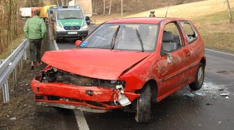 Neuer Unfallschwerpunkt auf der B 92 - 
              <p class="artikelinhalt">Am 25. Februar schleuderte dieser VW Polo nach dem Überholmanöver eines dunkelgrünen BMW in die Leitplanken. Der Unfallverursacher fuhr davon. Der Fahrer des VW blieb unverletzt.</p>
            