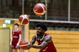 Neuer US-Amerikaner trumpft bei den Niners Chemnitz auf - und kaum einer kennt ihn - Der Mann kann mit dem Ball umgehen - und fürs Foto sogar mit mehreren. Der US-Amerikaner Marquis Moore verstärkt seit einigen Wochen die zweite Mannschaft der Niners Chemnitz und hat dort einen extrem starken Punkteschnitt.