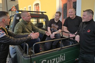 Neuer Verein in Westsachsen: Gestandene Männer wollen niedliche Tiere vor dem Tod bewahren - Dennis Hoffmann, Kai Stöltzner, Simon Meier, Mario Bonitz und Ingo Schulz (v. l.) vom neu gegründeten Kitzrettungs-Verein.