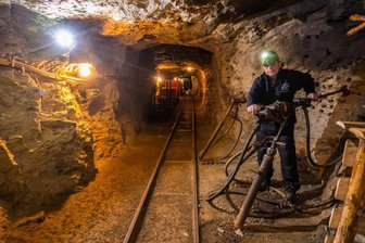 Neuer Verein übernimmt ältestes Wismut-Bergwerk im Erzgebirge - Spannende Untertagewelt: Frank Vollert ist Vorsitzender des neuen Betreibervereins und Bergführer.