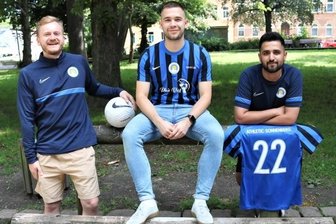 Neuer Verein verbindet Sport und soziales Engagement - Cornelius Huster (l.) und Mustafa Mohamadi (r.) sind die Initiatoren des neuen Chemnitzer Fußball-Vereins Athletic Sonnenberg. Mit Jonas "Ferenc" Georgi (Mitte) bilden sie die gleichberechtigte Führungsspitze. 