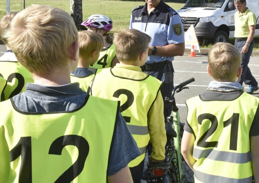 Die Fahrradprüfung, die von Polizei und Verkehrswacht organisiert wird, findet in der vierten Klasse statt. In Mittweida an der Bernhard-Schmidt-Grundschule gibt es dafür einen eigenen Verkehrsübungsplatz. Der wird gerade saniert und umgebaut.