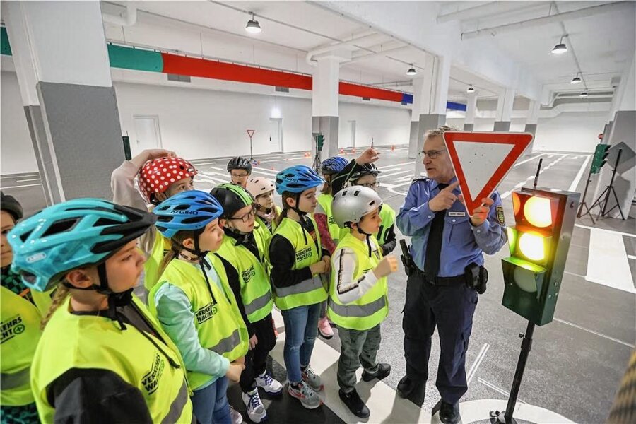 Neuer Verkehrsübungsplatz für Chemnitzer Schüler öffnet in Schloßchemnitz - Polizeihauptkommissar Joachim Heißenberg erklärt den Schülern am neuen Übungsplatz die Verkehrszeichen. 