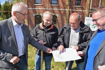 Neuer Verkehrsübungsplatz für Kinder in Oelsnitz soll zum neuen Schuljahr fertig sein - Baustart am Mittwoch in Oelsnitz: Thomas Simmert von der Kreisverkehrswacht, Daniel Pabel von der Firma Ebersbacher, Planer Jens Persing und OB Mario Horn (CDU, von links). 