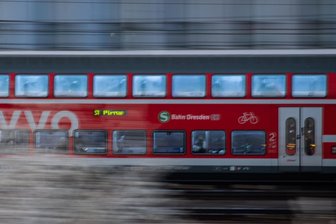 Neuer Verkehrsverbund in Sachsen: Wird Bahnfahren im Großraum Chemnitz jetzt einfacher? - Eine S-Bahn des Verkehrsverbunds Oberelbe: Auch Südwestsachsen könnte von der ÖPNV-Fusion in Ostsachsen profitieren.