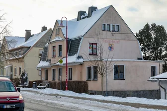 Neuer Versuch: Lichtenstein will altes Rathaus von Heinrichsort verkaufen - Bis zum 1. Januar 1996 war dieses Gebäude das Rathaus von Heinrichsort, nun wird es erneut ausgeschrieben.