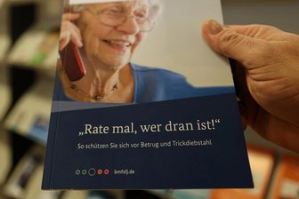 Neuer Versuch mit alter Masche: Zwickauer Verbraucherschützerin rät zum Auflegen - Broschüren wie diese gibt es in der Verbraucherzentrale Zwickau. Sie warnen vor Trickbetrügern.