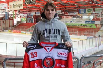 Neuer Verteidiger: Eispiraten holen Maximilian Rausch - Hofft darauf sich in Crimmitschau weiterentwickeln zu können: Neuzugang Maximilian Rausch (19).