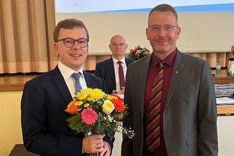 Neuer Vize-Landrat in Freiberg: Bürokratie abbauen, die wir selbst geschaffen haben - Mittelsachsens Landrat Sven Krüger (rechts) beglückwünschte Dr. Christoph Trumpp zur Wahl zum ersten Beigeordneten.
