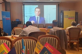 Neuer vogtländischer FDP-Kreischef muss sich aus der Corona-Quarantäne zur Wahl stellen - FDP-Kreisparteitag in Plauen: Der neue Kreisvorsitzende Jeremy Ziron grüßte per Video aus Klingenthal. 