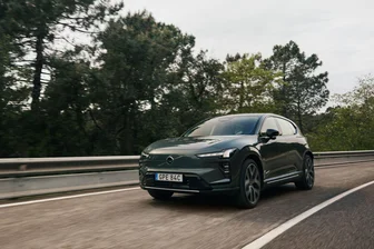Neuer Volvo EX60 setzt auf Reichweite und Schnellladen - Das Elektro-SUV EX60 von Volvo soll im Juli zu Preisen ab 62.990 Euro in den Handel kommen.