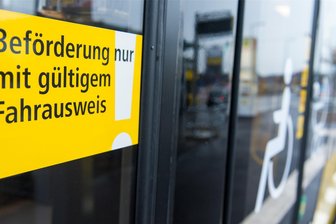 Neuer Vorstoß: Schwarzfahrer sollen nicht mehr ins Gefängnis - Das Bundesjustizministerium will den Straftatbestand des Schwarzfahrens tilgen und es künftig nur noch wie Falschparken ahnden.