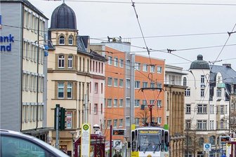 Neuer Vorstoß: Teile der Plauener Einkaufsstraße für Verkehr freigeben. - Autos können die Bahnhofstraße zwar queren, aber ansonsten in diesem Bereich nicht befahren.