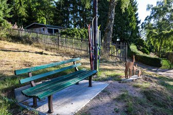 Neuer Wanderweg im Erzgebirge: Warum es schon vor der Fertigstellung Ärger damit gibt - Der neu gestaltete Wanderweg am Knock in Schönheide. Der Verein Historische Skitruhe hat sich darum gekümmert.