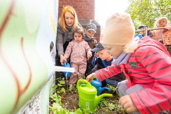 Neuer Wasser-Cube an der Plauener Pauluskirche liefert Regenwasser für Gießprojekt - Kinder der evangelischen Kindereinrichtung Pusteblume am Wasser-Cube.