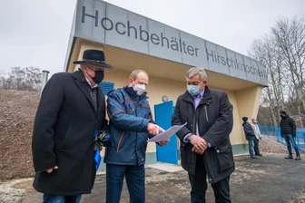 Neuer Wasserbehälter soll Versorgung in Auer Klinik sichern - Der neue Hochbehälter am Dittersdorfer Weg in Aue. Im Bild Joachim Rudler, Verbandsvorsitzender des ZWW, Frank Kippig, Geschäftsführer des ZWW, und Oberbürgermeister Heinrich Kohl.