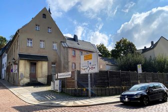 Neuer Weberplatz in Mittweida: Bald wird ein Gebäude abgerissen - An der Weberstraße soll eine frühere Werkstatt (rechts vom Schild) abgerissen werden.