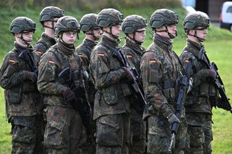 Neuer Wehrdienst – was junge Männer jetzt wissen müssen - Bundeswehr-Rekruten bei der Schießausbildung. Die Bundeswehr soll wachsen und deshalb gibt es demnächst wieder Musterungen für alle jungen Männer ab 18 und Frauen, die daran Interesse haben.