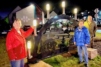 Neuer XXL-Schwibbogen leuchtet in Oelsnitz - Helga Gleditzsch, Roswitha Bartschat und Lothar Bartschat (v.li.) am neuen Oelsnitzer XXL-Schwibbogen vorm Hartmannhaus.