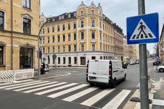 Neuer Zebrastreifen in Chemnitz: Erster Unfall schon vor Fertigstellung - An dieser Chemnitzer Kreuzung wurde ein Fußgänger erfasst und schwer verletzt.