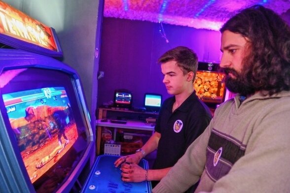 Neuer Zocker-Club im Vogtland strahlt bis nach London aus - André Palade (vorn) und Kenny Wolf spielen Tekken 2 im gerade mal 18 Quadratmeter großen Arcade Club Reichenbach. 