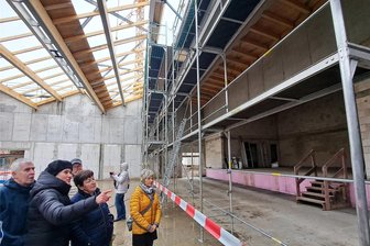 Neuer Zschopauer Bürgersaal lässt beim Richtfest sein Flair erahnen - Beim Richtfest führte Architektin Stefanie Weiße Besucher über die Baustelle und zeigte ihnen dabei unter anderem den Bühnenbereich des neuen Zschopauer Bürgersaals.