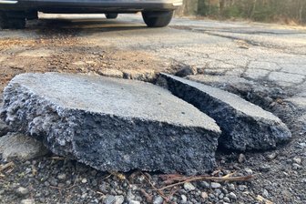 Neuer Zugang zum Jugendpark Schöneck: Garage soll weichen - Schönecks Bauhof hat zu tun, im Winter entstandene Straßenschäden zu beseitigen.
