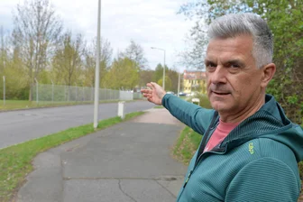 Neuer Zustellstützpunkt in Freiberg: Anwohner sorgen sich um Verkehr - Ralf Dobritz wohnt in der Claustaler Straße in Freiberg und zeigt in Richtung neues DHL-Zentrum. Er befürchtet zusätzliche Belastungen durch den Post-Verkehr.
