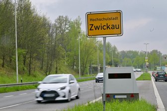 Neuer Zwickauer „Superblitzer“ an der B 93 aufgestellt: Widerspricht das dem Einsatzkonzept der Stadt? - Der Blitzer-Anhänger der Stadt Zwickau steht aktuell stadteinwärts auf der B 93 .