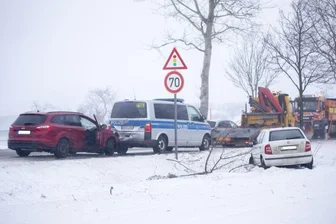 Neuerlicher Schneefall im oberen Erzgebirge führt zu Unfällen: Polizeibeamter verletzt - Bei der Unfallaufnahme nahe der Kreuzung "Morgensonne" kollidierte ein Pkw mit einem Streifenwagen.