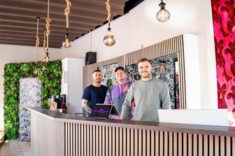 Neueröffnung auf der Rochlitzer Straße: Neue Bar belebt Mittweidas Nachtleben - Das Team der „CampusLounge“: Roy Pongs (37, links), Robert Loth (39, Mitte) und Franz-Joseph Wolf (25) eröffnen eine Bar für jedermann in Mittweida.