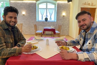 Neueröffnung des „Dubai“ in Neumark: Der neue Inder und seine Vision von einer Welt ohne Updates, Apps und Passwörter - Essen auch selber, was sie kochen: Koch Buav Preet Singh und Chef Danish Khan (links).