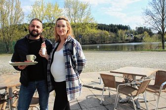 Neueröffnung: Ehepaar lädt an der Talsperre Pöhl zu einem Zwischenstopp bei Kaffee und Kuchen ein - Zum Verweilen laden Sven und Maxi Schwarz an der Pöhl ein.
