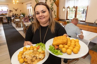 Neueröffnung im Erzgebirge: Tschechische Wirtin setzt auf Knödel, panierten Käse, Palatschinken und Staropramen - Jiřina Pohlodková hat sich mit 50 Jahren einen Traum erfüllt: Sie eröffnete am Montag in der Kreisstadt ihre eigene Gaststätte. Auf die Teller kommt tschechische Hausmannskost, verspricht die Wirtin. Denn Jiřina Pohlodková wohnt in Vejprty, Bärensteins tschechischer Nachbarort.
