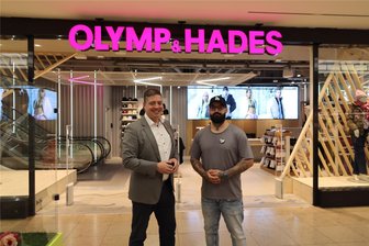 Neueröffnung in den Zwickau-Arcaden: Modeladen „Olymp & Hades“ hat auch einiges für unternehmungslustige Senioren - Filialleiter Ben Sallahi (rechts) mit Centermanager Mirko Fröhlich vor dem neuen Modegeschäft.