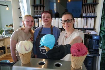 Neueröffnung in Lichtenstein: „Lieblingscafé“ startet in die Eis-Saison - Johanna Lommatzsch, Katrin Kuniß und Alexandra Klepzig (v. l.) im neu eröffneten „Lieblingscafé“: Das Eis wird von einem Anbieter aus Berlin bezogen.