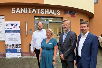 Neueröffnung in Reichenbach: Sanitätshaus Reha-aktiv agiert jetzt im Vogtland - André Schuricht, Janine Ulmer und Geschäftsführer René Jäschke, alle Reha-aktiv GmbH, mit Investor Kilian Lange (von links) vor dem Sanitätshaus im Gesundheitszentrum Reichenbach.