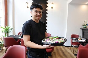 Neueröffnung in Zwickaus Kneipenstraße: Wo sich koreanische und japanische Küche begegnen - Thanh Nguyen ist im Restaurant Koja auf der Peter-Breuer-Straße für den Service zuständig. Neben Sushi will Inhaber Bao Quynh Nguyen mit einer Mischung aus koranischer und japanischer Küche die Gäste überzeugen.