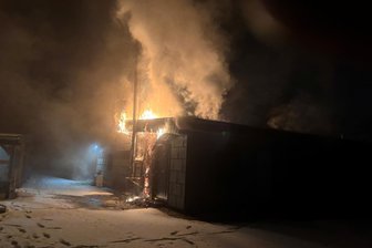Neuerrichtetes Gebäude brennt in Reichenbach - Mehrere Feuerwehren mussten am Donnerstagabend sowie am Freitagfrüh in den Reichenbacher Ortsteil Obermylau ausrücken.