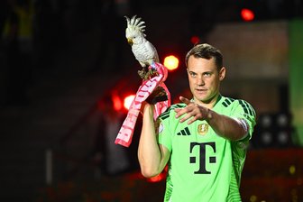 Neuers Weg zur WM: Pokal-Party und Brasilien-Parallele - Manuel Neuer trägt nach dem Pokalsieg die Kakadu-Trophäe des FC Bayern. 