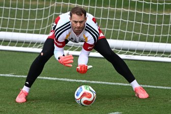 Neuers WM-Rekordjagd beginnt - Trainer-Senior Advocaat - Kaltstart ohne Länderspiel-Minute in der WM-Saison: Manuel Neuer. 