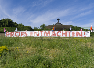 Neuerungen am Campus in Sachsen: Landtag verabschiedet Hochschulgesetz - Auf dem anderen Elbufer organisierte die Gruppe "Revolution Studium" eine Aktion.
