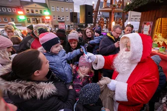 Neuerungen beim Weihnachtsmarkt in Hohenstein-Ernstthal funktionieren - Dicht umlagert: Der gefragteste Hohenstein-Ernstthaler an diesem Wochenende war klar der Weihnachtsmann.