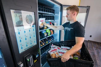 Neues 24-Stunden-Geschäft am Postplatz in Aue sorgt für Diskussionen: Das sagt der Betreiber - Tim Werner befüllt einen der Automaten in dem neuen 24-Stunden-Geschäft am Postplatz in Aue mit Lebensmitteln. In Kürze ist die Eröffnung geplant.