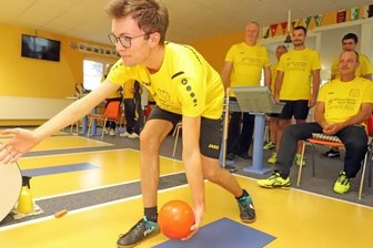 Neues Abenteuer beginnt - Tim Becker vom Hirschfelder SV bereitet sich im Training konzentriert auf seine neuen Herausforderungen vor. Die Mannschaft aus dem kleinen Reinsberger Ortsteil startete am Wochenende erstmals in der Landesliga, musste aber in Bautzen beim 1:7 noch Lehrgeld zahlen. 