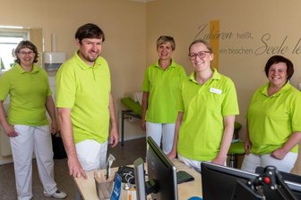 Neues Ärzte-Duo in der Muldestadt - Das neue Team im Helios MVZ Rochlitz: Die Fachärzte für Allgemeinmedizin Sebastian Heinrich und Sina Enge (2. v. r.) sowie die medizinischen Fachangestellten Anne Schwab, Petra Nöbel und Ulrike Poppitz (v. l.). 