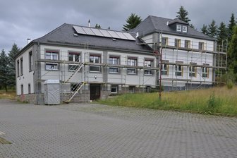 Neues Ärztehaus im Erzgebirge: Jetzt beginnen die Bauarbeiten für die Außenanlagen - Im Juli und August sollen die Außenanlagen am neuen Ärztehaus in Schönheide gebaut werden.