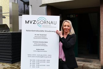 Neues Ärztezentrum in Zschopau: Drei Praxen ziehen um - MVZ-Verwaltungsleiterin Steffi Rathmann vor den neuen Praxisräumen im Straubeweg. Die Tafel mit den Öffnungszeiten muss noch angebracht werden.