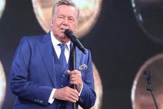 Der deutsche Schlagersänger Roland Kaiser steht während seines Konzerts auf der Bühne auf dem Domplatz. Am 02.09.2022 erscheint sein neues Album "Perspektiven".