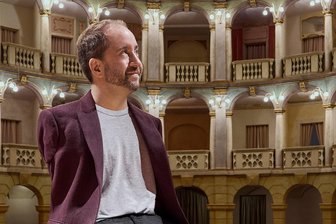 Neues Album: Star-Hornist Felix Klieser spielt Arien ohne Worte - Hornist Felix Klieser im Teatro Fraschini im norditalienischen Pavia. Hier entstand sein neues Album „Senza Parole“.